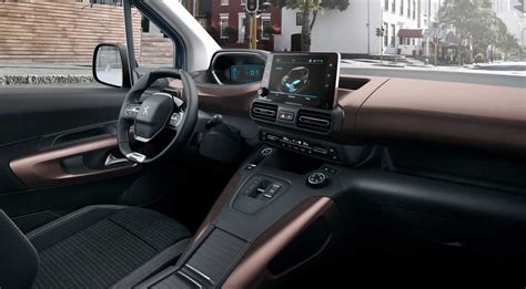 Interni del Peugeot E-Rifter con touchscreen