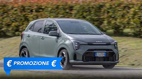 Kia Picanto GPL in movimento su strada urbana