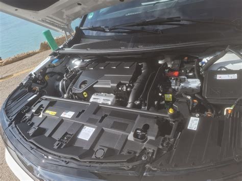 Vano motore Opel Astra J con evidenziati i componenti che ostacolano la sostituzione della lampadina