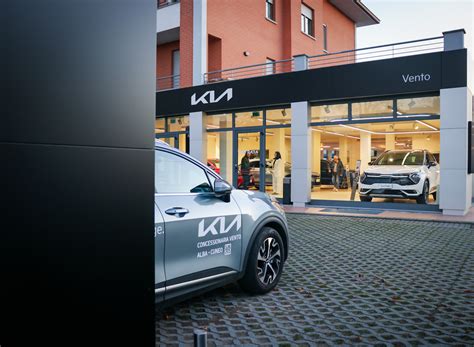 Vari modelli di auto Kia esposti in una concessionaria
