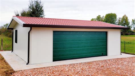 Garage prefabbricato in legno con tetto a falde