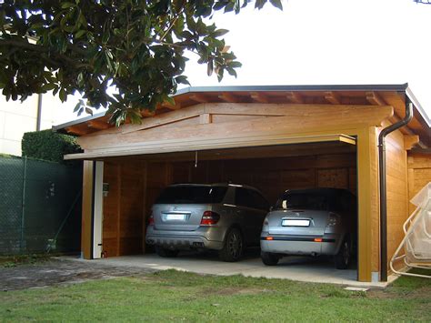 Esempio di garage doppio in legno con tettoia