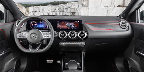 Interni Mercedes-Benz GLA con display MBUX