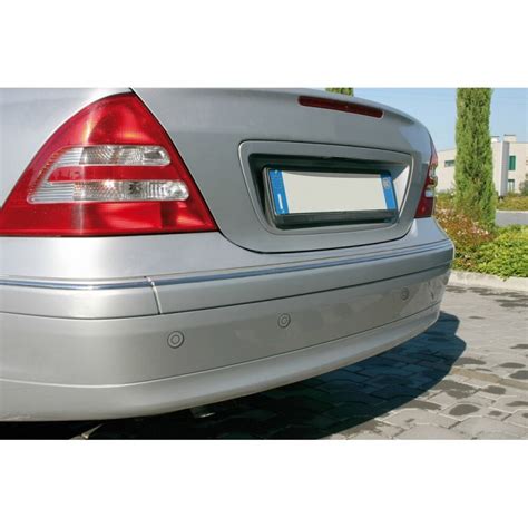 Dettaglio di un paraurti posteriore con sensori di parcheggio integrati