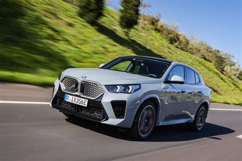BMW iX2 xDrive30 in ricarica