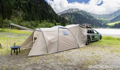 Dacia Duster con Pack Sleep e tenda da portellone installata