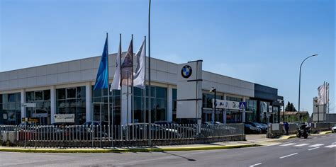 Esterno di una concessionaria BMW moderna