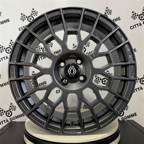 Dettaglio pattern Black & Gold su cerchi Renault Clio Moschino