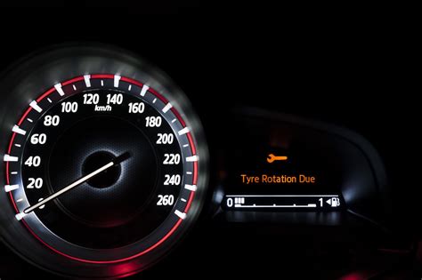 Cruscotto di un'Opel Corsa con spia della chiave inglese accesa