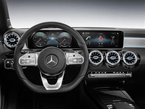 Interni Mercedes Classe A con plancia