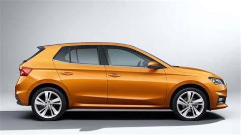 Nuova Skoda Fabia profilo laterale dinamico in colore arancio sunset