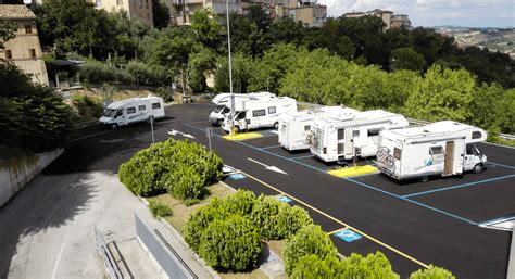 Un camper (autocaravan) in un'area sosta
