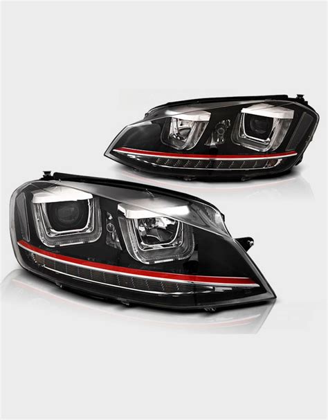 Dettaglio fari anteriori Volkswagen Golf GTI con linea luminosa