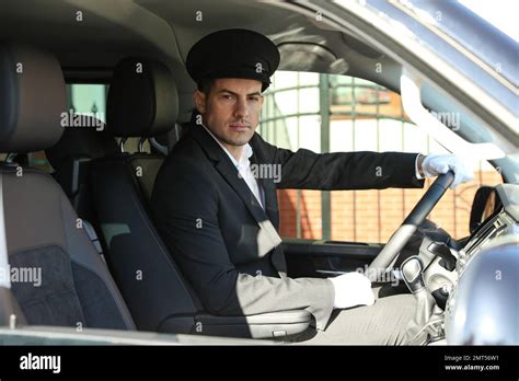 Auto nera di lusso con autista che attende un cliente