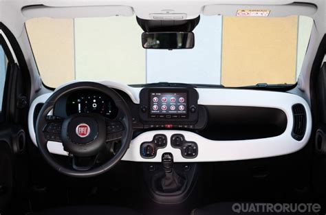 Interni Fiat Panda con cruscotto digitale