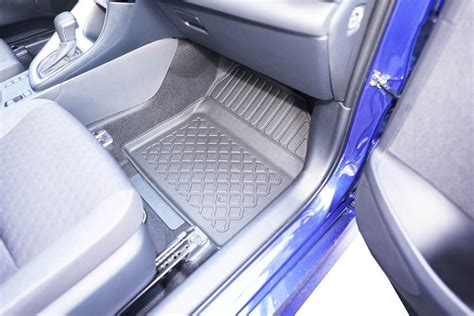 Interno di una Toyota Yaris con tappetini puliti