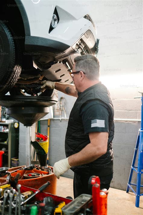 Meccanico che lavora su una Volkswagen Polo