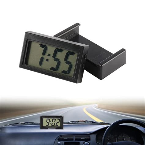 Un orologio digitale sul cruscotto di un'auto moderna