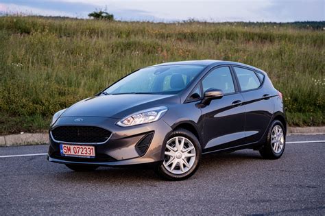 Pneumatici di una Ford Fiesta su strada
