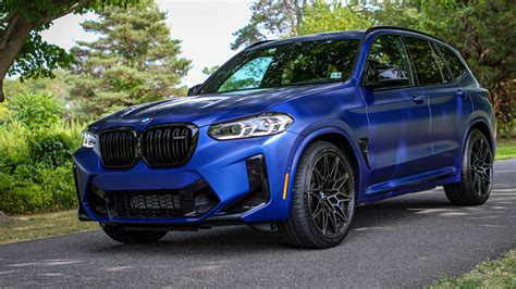 BMW X3 M Sport in azione su strada