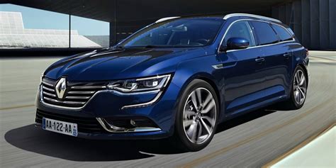 Veduta frontale di una Renault Talisman Sporter che ne evidenzia la firma luminosa e la calandra cromata