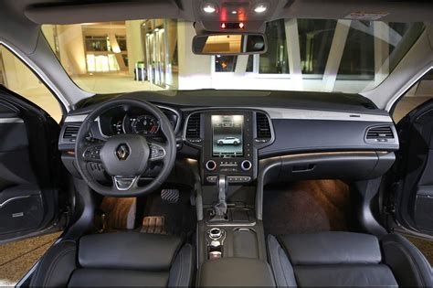 Interni della Renault Talisman Sporter con particolare attenzione al display verticale R-Link 2