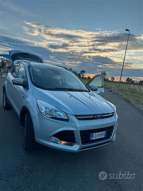 Ford Kuga 140 CV panoramica frontale
