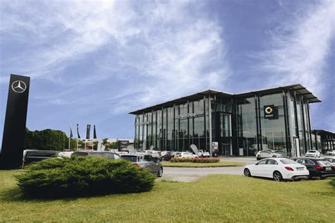 Esterno della concessionaria Mercedes-Benz Cremona con auto esposte