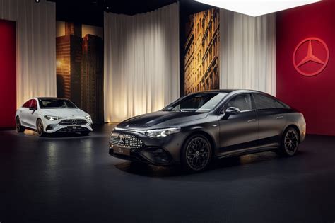 Interno dell'esposizione Mercedes-Benz Cremona con diversi modelli di auto