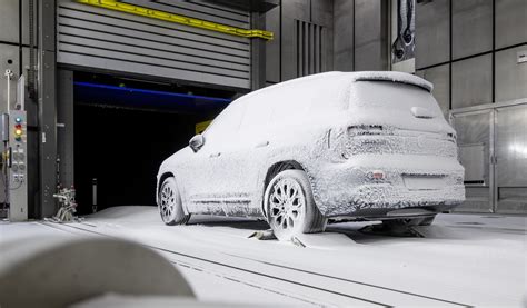 Vista di un modello Mercedes-Benz ibrido o elettrico esposto