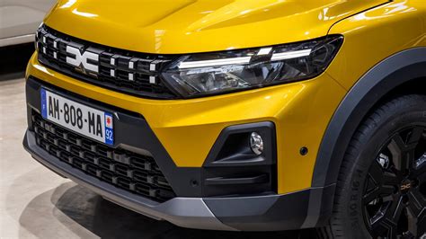 Nuovo design frontale Dacia Sandero