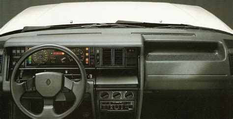 Interno della Renault 21 2L Turbo Quadra