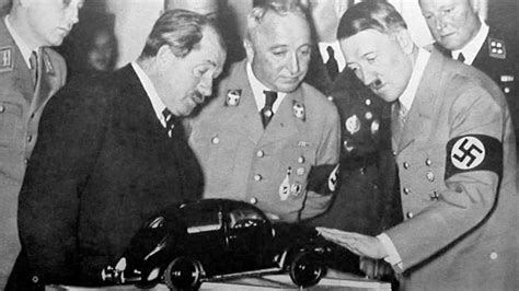 Ferdinand Porsche e Adolf Hitler con il primo prototipo della Volkswagen