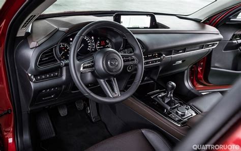 Interni Mazda CX-30 con schermo infotainment