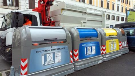 Operatore che svuota una campana per la raccolta differenziata