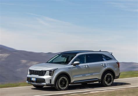 Immagine dinamica della Kia Sorento in curva