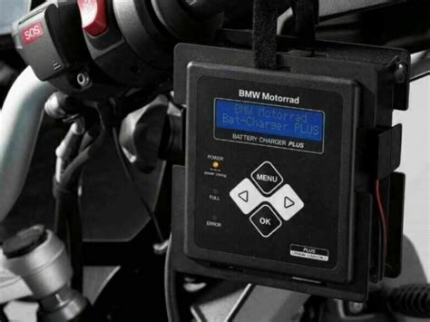 Dettaglio del sistema di gestione della batteria su una moto BMW moderna