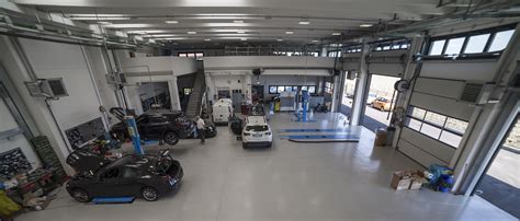 Tecnico Volkswagen in officina specializzata