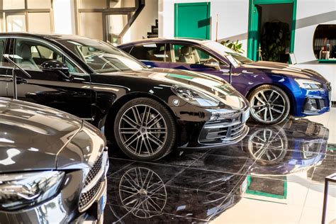 Gamma di auto nuove esposte in concessionaria