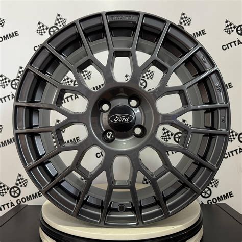 Dettagli esterni Ford Fiesta Active: cerchi in lega, badge Active, barre al tetto