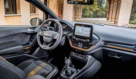 Interni Ford Fiesta Active con schermo SYNC e sedili sportivi