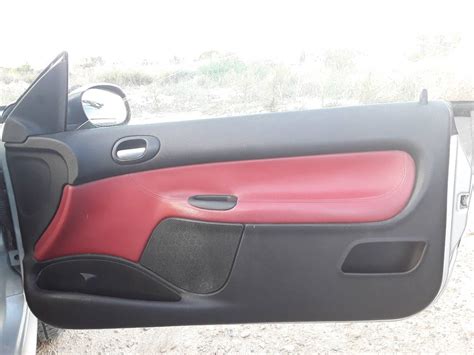 Interno di una portiera Peugeot 206 con gli altoparlanti originali in evidenza