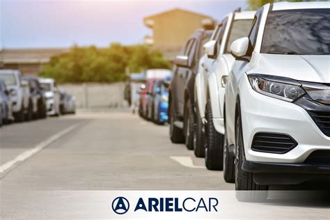 Vetrina di auto usate di varie marche e modelli