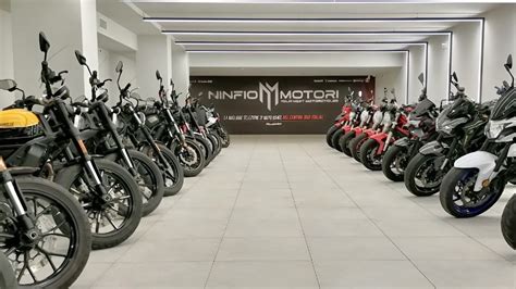Diverse motociclette usate esposte in un concessionario