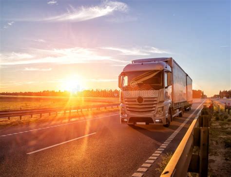 Camion moderno in autostrada