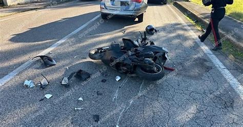Motociclista tra veicoli in coda