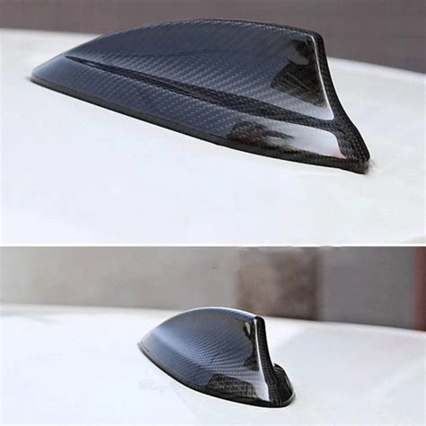 Antenna a pinna di squalo in fibra di carbonio su una Peugeot 208