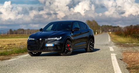 Alfa Romeo Stelvio in movimento su strada panoramica
