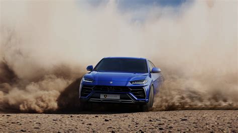 Lamborghini Urus in un paesaggio montano