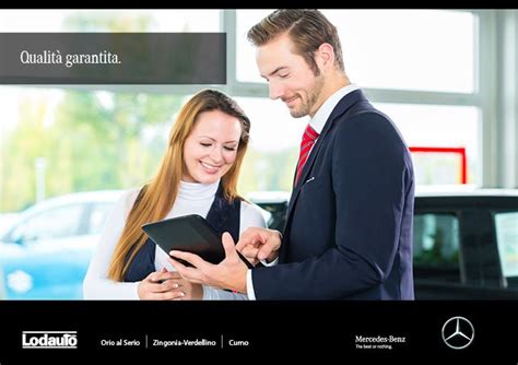 Dealer Mercedes-Benz con consulenti e clienti